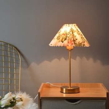 Ретро настолна лампа момиче чиста червена нощно шкафче за спалня проста плиссированная Скандинавски корейска литература и изкуство цвете настолна лампа