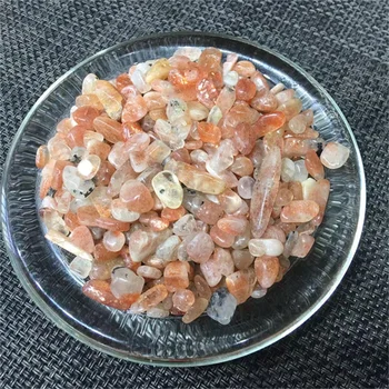 Търговия на едро с кристали изцеление на чакъл е от естествен златист слънчев камък откалывает поваленный камък за украса